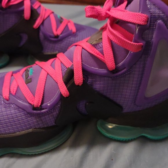 Nike LeBron 19's Wild Berry - Picture 4 of 6